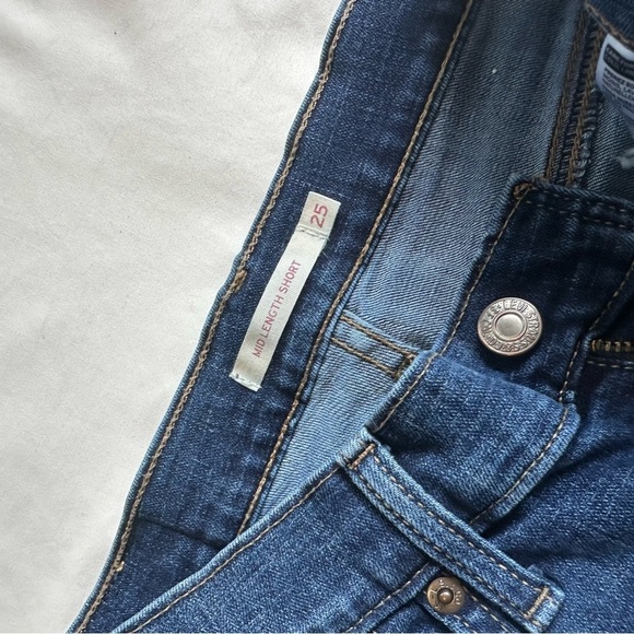 Levi’s Mid Length Shorts - Picture 2 of 3